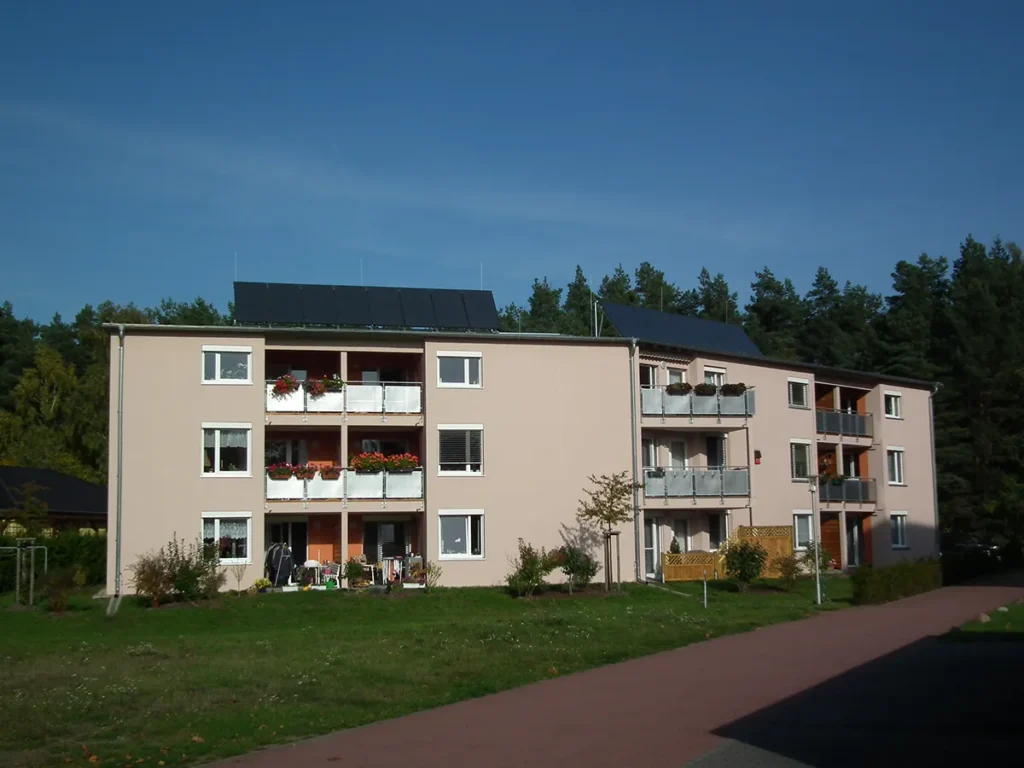 Ansicht des Wohnhauses Waldring 2 im Seniorenheim Friedensau mit Wiese und Wegen